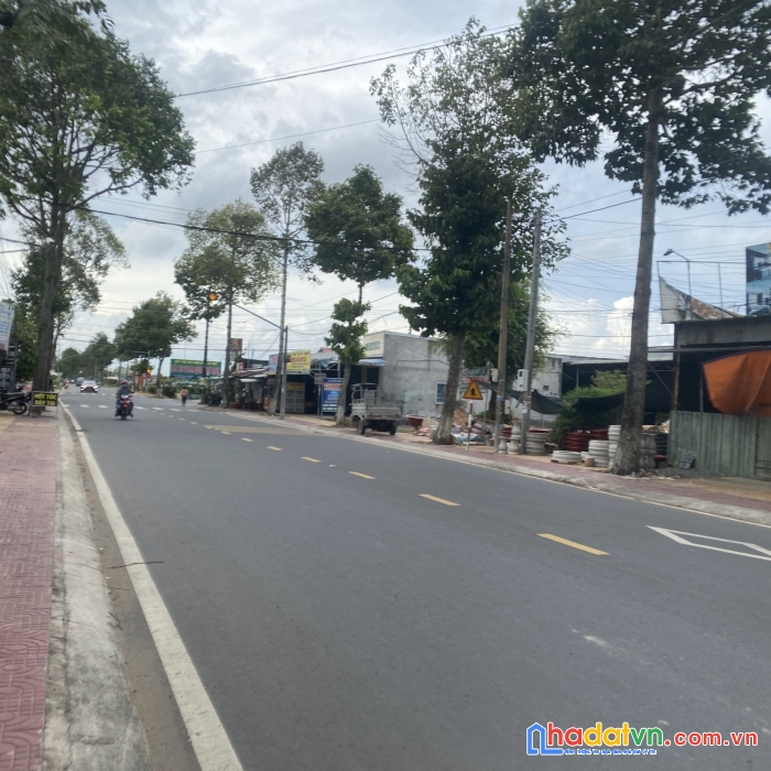 Cần bán gấp nhà đất mặt tiền 235 m2 vị trí kinh doanh, giá bán 3,5 tỷ, đường dt848 gần vòng xoay