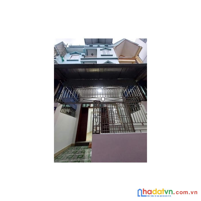 Cần bán nhà 3 tầng đủ đã lợp tôn chống nóng .