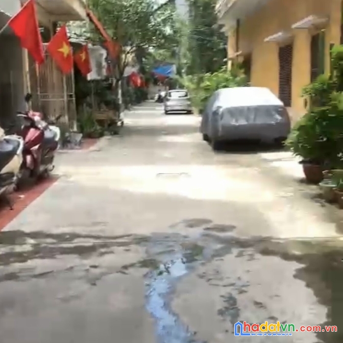Nhà 2,5 tầng dân xây lai xá. xây thô lô góc đường oto tránh.
