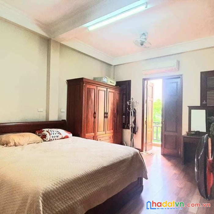 Bán nhà dân xây phố hồng tiến, ngõ thông ô tô tránh 80m 4t giá 9.5 tỷ.0971879199