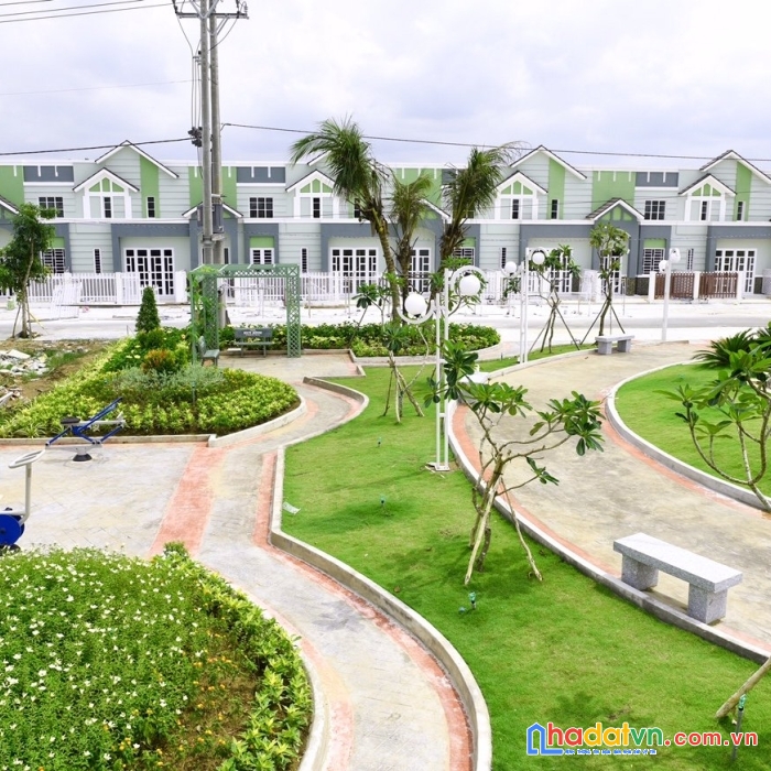 Nhà mặt tiền đường nhựa hướng chính đông