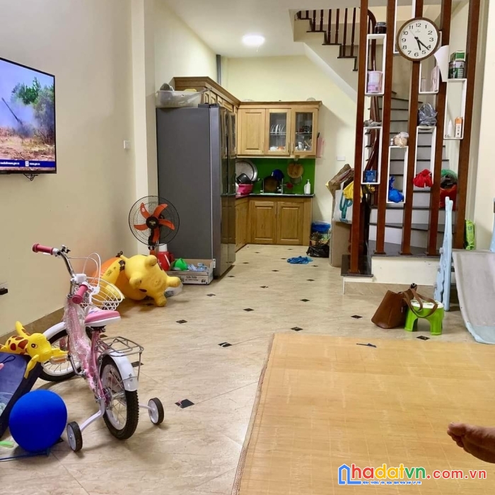 Bán nhà hoàng hoa thám, ba đình  hơn 40m2 5 tầng chỉ 2 tỉ 5