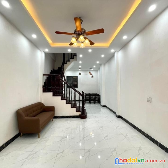 Bán gấp nhà ngõ 157 pháo đài láng. dt 45m2x5t.mt 4m. giá 4,9 tỷ có ra lộc
