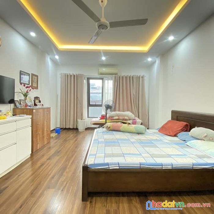 Bán gấp nhà đường láng cách phố 15m, sổ 50m 4 tầng mặt tiền 4.5m giá chỉ 7 tỷ