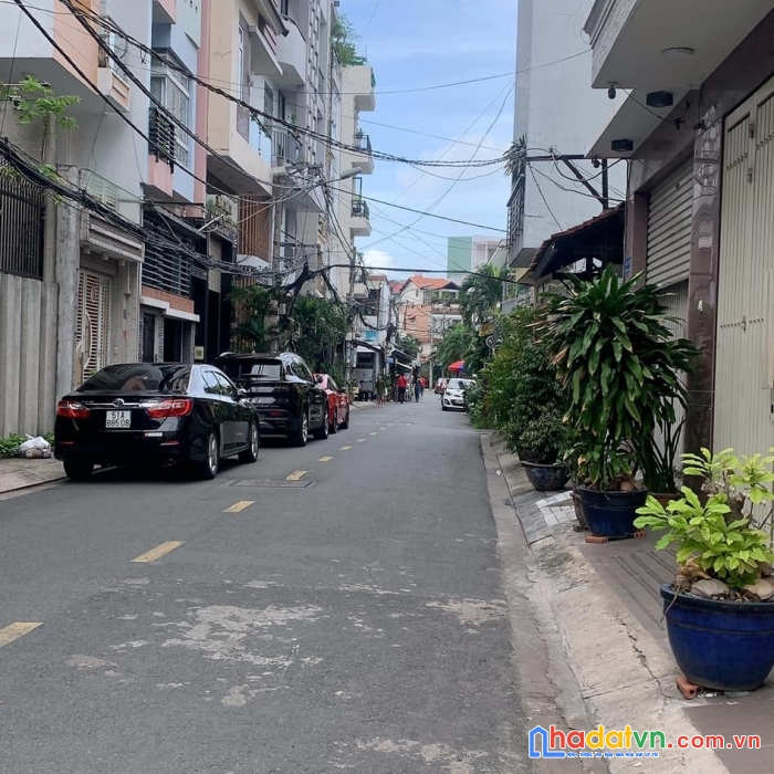 Bán nhà trường chinh , dt : 6 x 12 , 5 tầng - gara oto - hẻm 8m vỉa hè - sát mặt tiền.