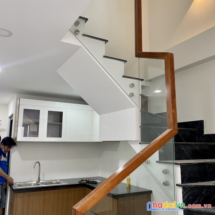 Bán gấp....nhà mới tinh, ngay ngã 4 bảy hiền.
3 tầng, giá tốt.