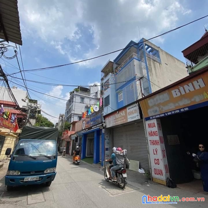 Mặt phố kinh doanh tấp nập. mặt tiền đẹp. lộc kinh doanh buôn bán cực tốt.
