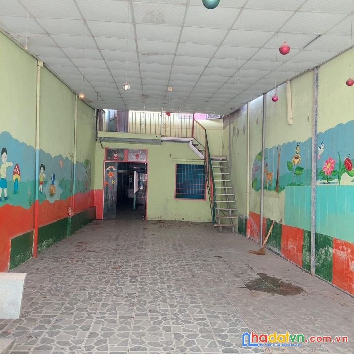 Bán nhà tặng 300m2 đất mặt tiền đường, gần ngã 4 bà hom- bt, chưa qua đầu tư