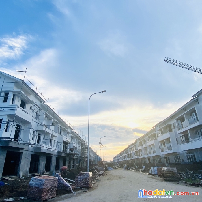 Bán nhà phố đẹp trục thông khu đô thị đẹp chuẩn quốc tế chỉ hơn 40tr/m2