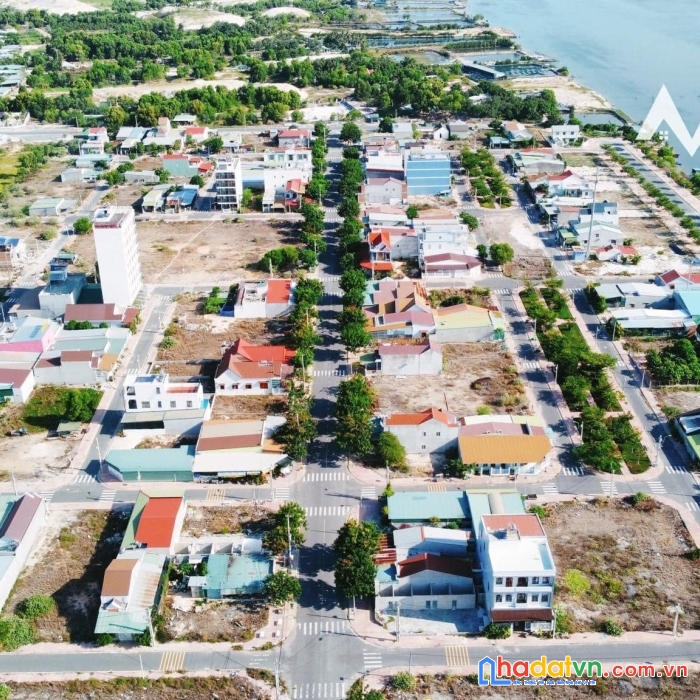 Bán gấp lô tái định cư k8 mặt đường n3-4 đối diện công viên tặng nhà, đường thông cực đẹp.