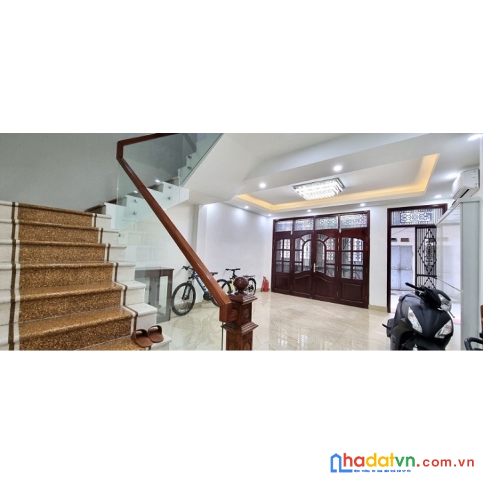 Bán nhà gara 7 chỗ phố hồng tiến quận long biên an sinh hết ý 60m