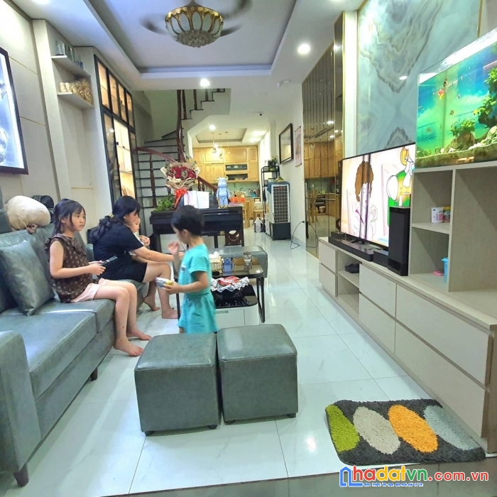 Bán nhà cách mặt phố giải phóng đúng 20m, ngõ thẳng rộng 2.5m, 45m2, 5 tầng, 7 phòng, 5 tỷ 3