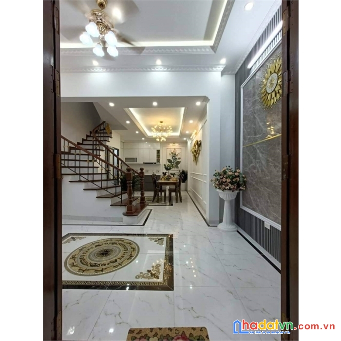Bán nhà phố hoàng quốc việt, cầu giấy, 68m2, trung tâm, ô tô 10m, ở yên tĩnh. giá 5.5 tỷ.