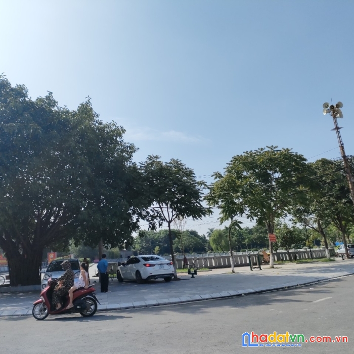 Chủ đang cho thuê bán gỗ trắc , phù khê tp từ sơn cách hn 1,5p di chuyển.

diện tích gần 100m -