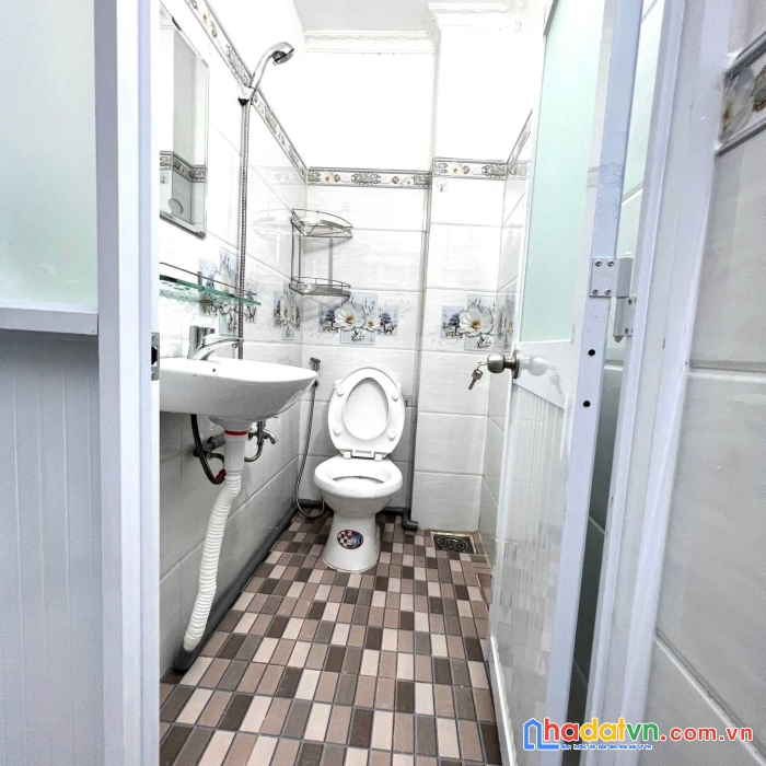 Bán nhà sát đường nguyễn văn cừ, q1, ngang 4m, 3 tầng đúc, 2,7 tỷ