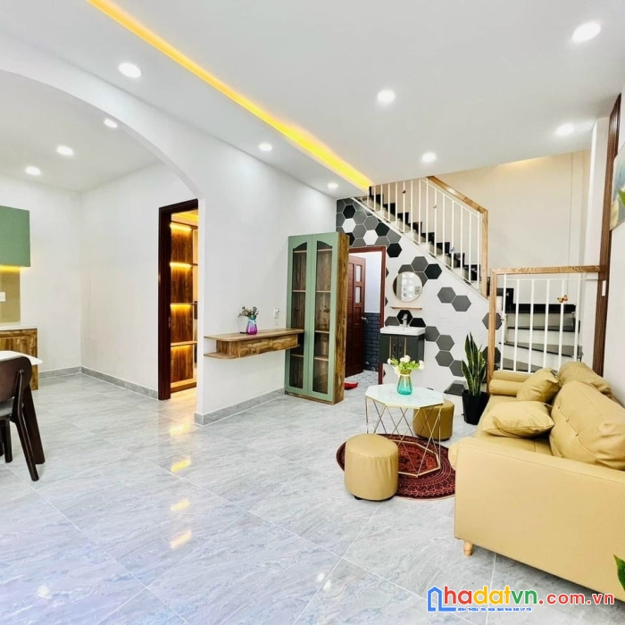 Nhà mới full thiết kế bên trong vào ở ngay - 3pn lớn - có pn dưới trệt. mt lớn.