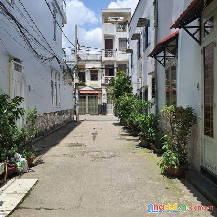 Bán nhà tân phú hẻm xe hơi