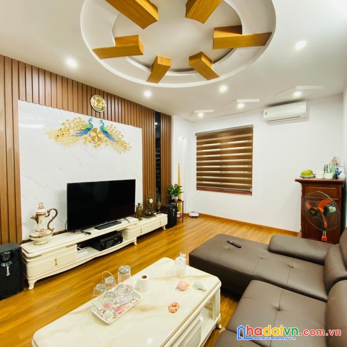 Bán nhà hoàng quốc việt, q.cầu giấy: 40m2, mt 4.5m, 2 thoáng, tặng nội thất, oto, 15m ra phố – 4,9