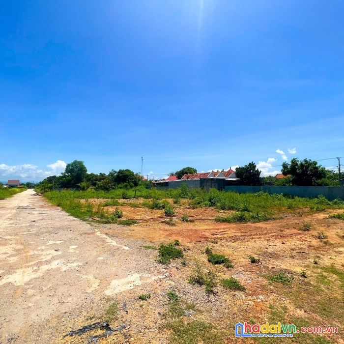 Đất đẹp có thổ gần biển dốc lếch 10p