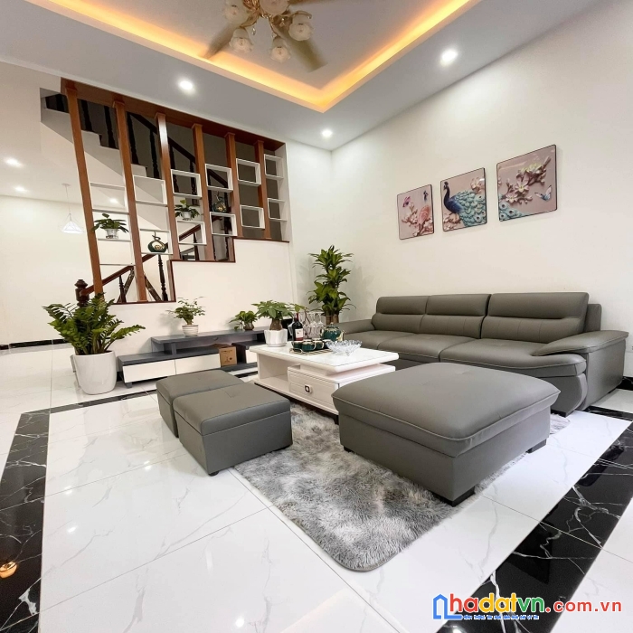 Nhà xuân thủy 45m xây 5 tầng mt 4m giá 5.85 tỷ, sát phố, ngõ thông, trung tâm.