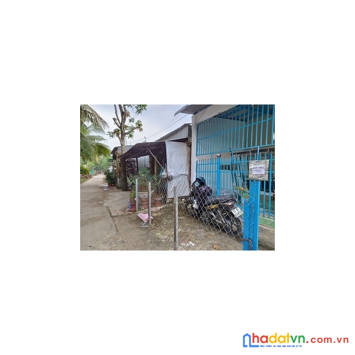 Chủ chuyển chỗ ở cần sang nhượng lại đất có cả căn nhà cấp 4 rộng,sạch đẹp dọn vào ở ngay ,giá rất