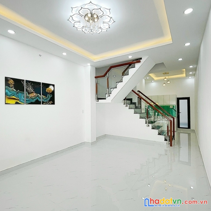 Bán nhà q10, đường cmt8, nhà mới, vào ở ngay
