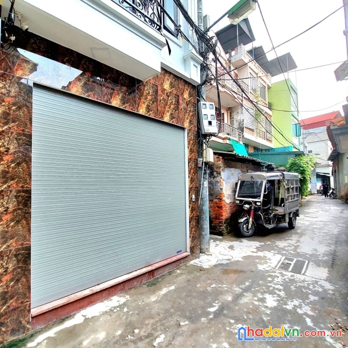 Bán nhà hoàng quốc việt-cầu giấy-giá hơn 4 tỷ-ô tô gần -lô góc-thoáng trước sau-dân