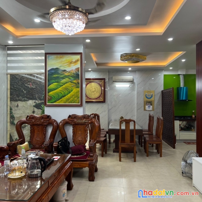 Nhà hoàng quốc việt cầu giấy. phân lô. ngõ thông ô tô vào. dt 80m. mt 7.8m. giá 16 tỷ.