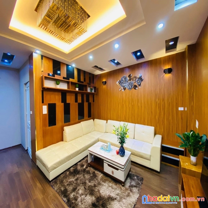 Bán nhà xuân thủy 44mx 5t mt 4.35m 6.1 tỷ, sát phố - ô tô 15m - lô góc 3 -