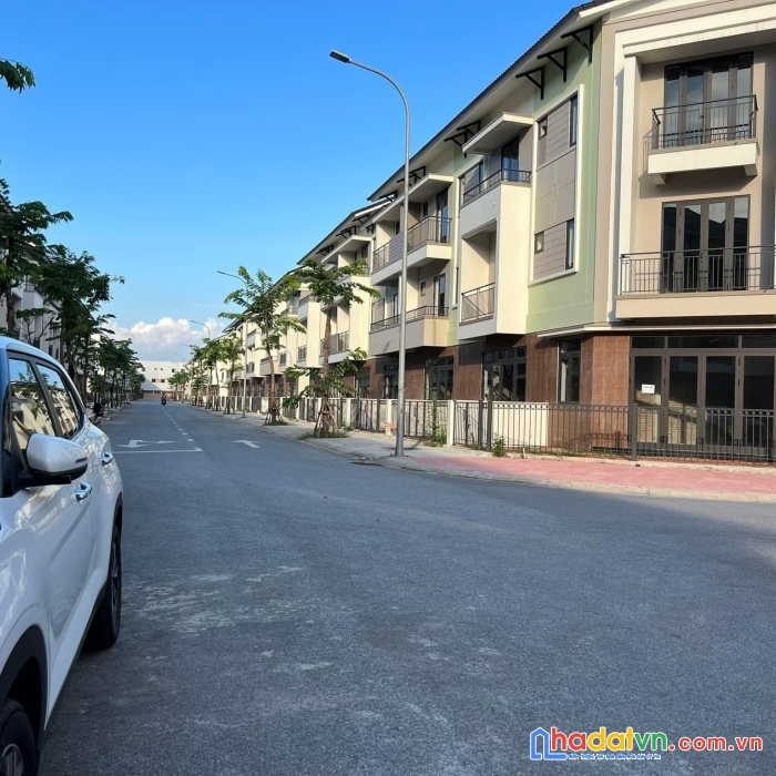 Shophouse 3 tầng giá rẻ , nhà mới xây thơm mùi sơn