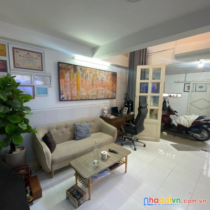 Sát hẻm xe hơi- ngay nh vietcombank- ngang 4.6m- 2 tầng