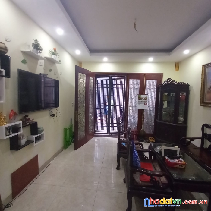 Bán nhà ngọc thụy-long biên. ô tô đỗ cửa, nhà đẹp ở ngay. dt: 31m x 5 tầng. mt: 4m2. giá: 4 tỷ