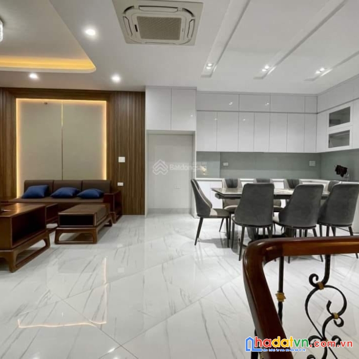Hoàng quốc việt cầu giấy. phân lô. ô tô tránh. thang máy xịn. dt 115m. 5 tầng. giá 17 tỷ nhỉnh