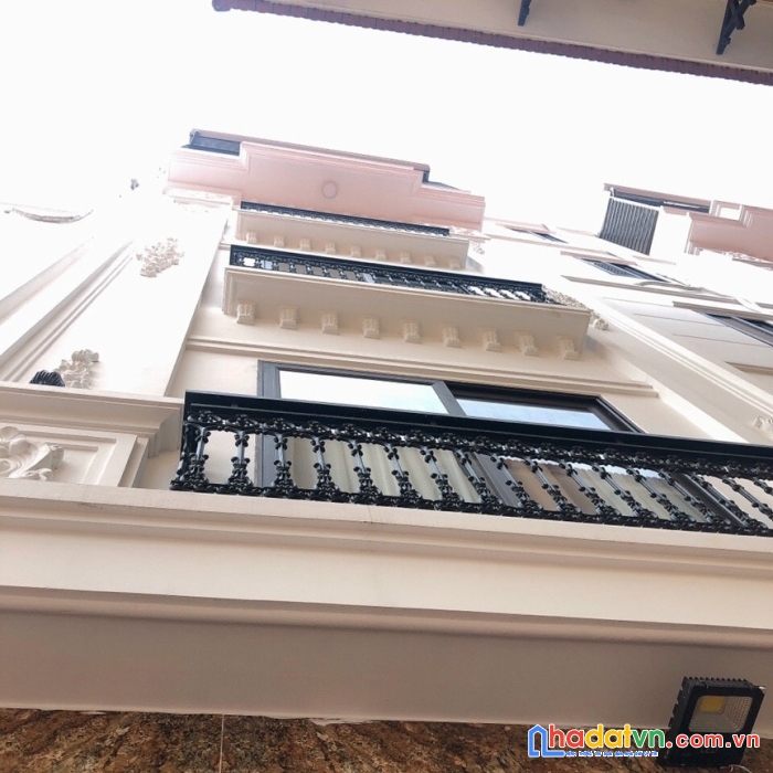 Bán nhà bồ đề. dt: 35m2 x 5 tầng, mt: 4.4m2. giá 4.35 tỷ