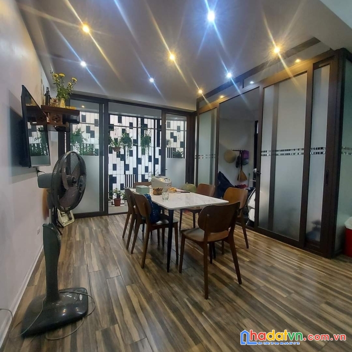 5 tỷ bán nhà đẹp ngọc thụy 55m,5 tầng - khách sạn 5 sao - lô góc 03 thoáng - ngõ rộng - gần phố -