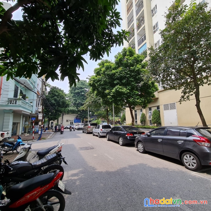 Trung tâm gia thụy, 4 tầng, kinh doanh đỉnh, vỉa hè đá bóng, giá 9 tỷ