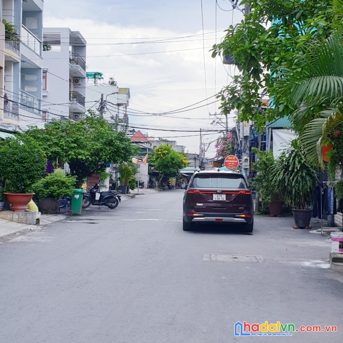 Hẻm xe hơi  dt 230  m ngang 4.3 nở hậu 6 x 14 m đúc 3 tấm nguyễn văn qùy q7 có có 70 triệu m