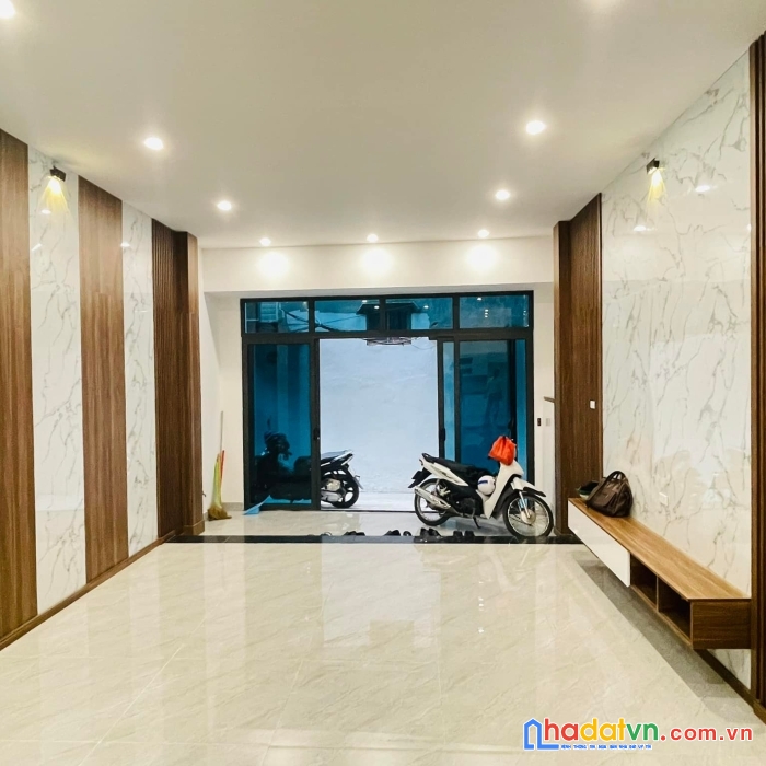 Bán nhà ngõ 73 hoàng ngân 8,8 tỷ108m x4 tầng mặt tiền 7.4m lô góc oto đỗ cửa,kinh doanh đỉnh