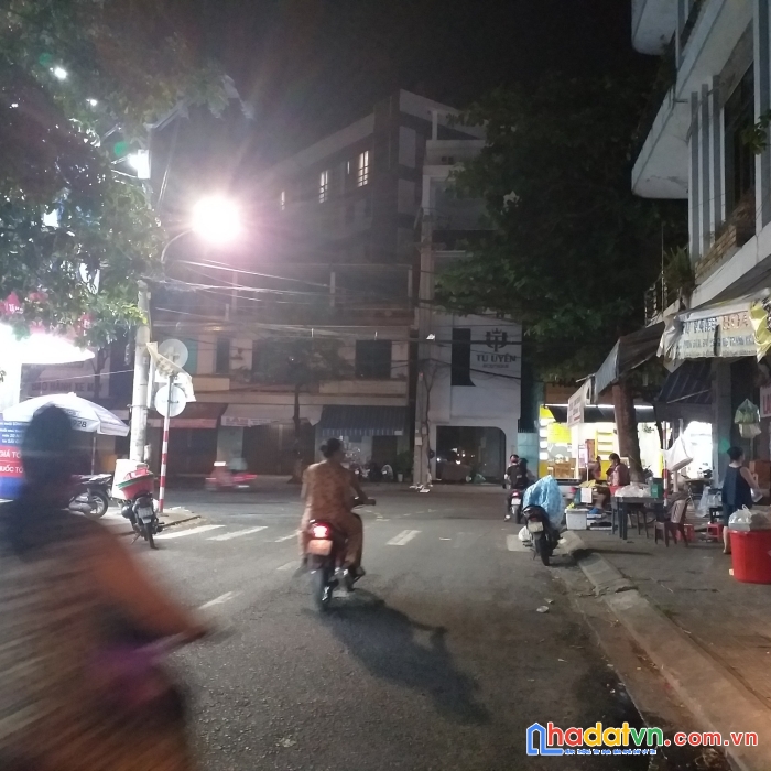 .nhà 2 mặt tiền ngay chợ đống đa