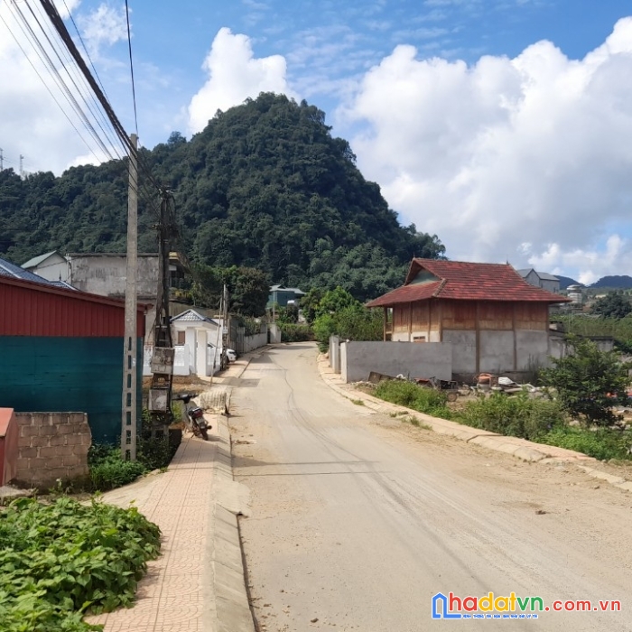 Mảnh đất có diện tích khoảng 288m2, tại tiểu khu chiềng đi, tt nông trường mộc châu.