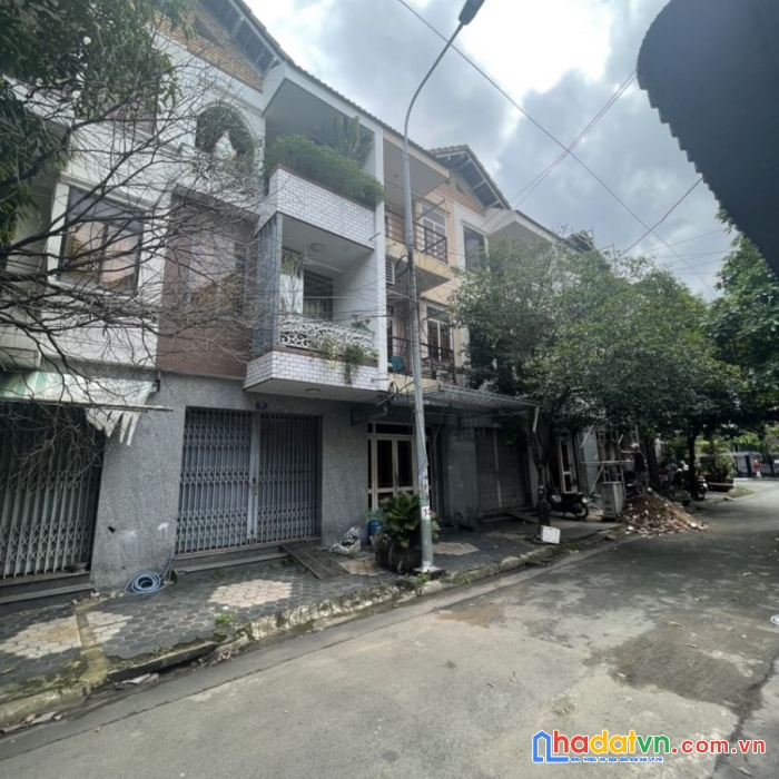Bán nhà 1tret 2 lầu sát chợ đầu mối tân biên, đường 2 xe oto vỉa hè 3 mét, chỉ 3ty500