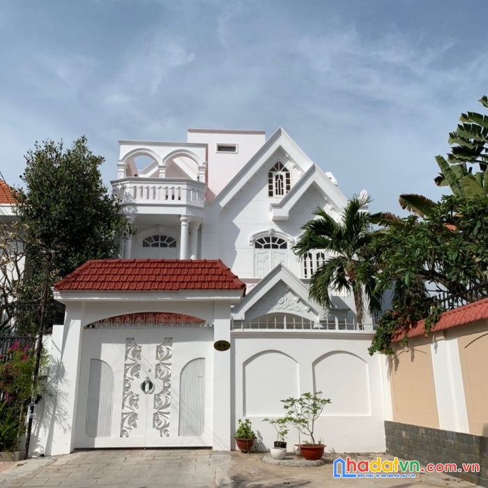 Bán biệt thự 1 trệt 2 lầu sân vườn có hồ bơi rộng hơn 310m2 khu biệt thự bãi sau vũng tàu
