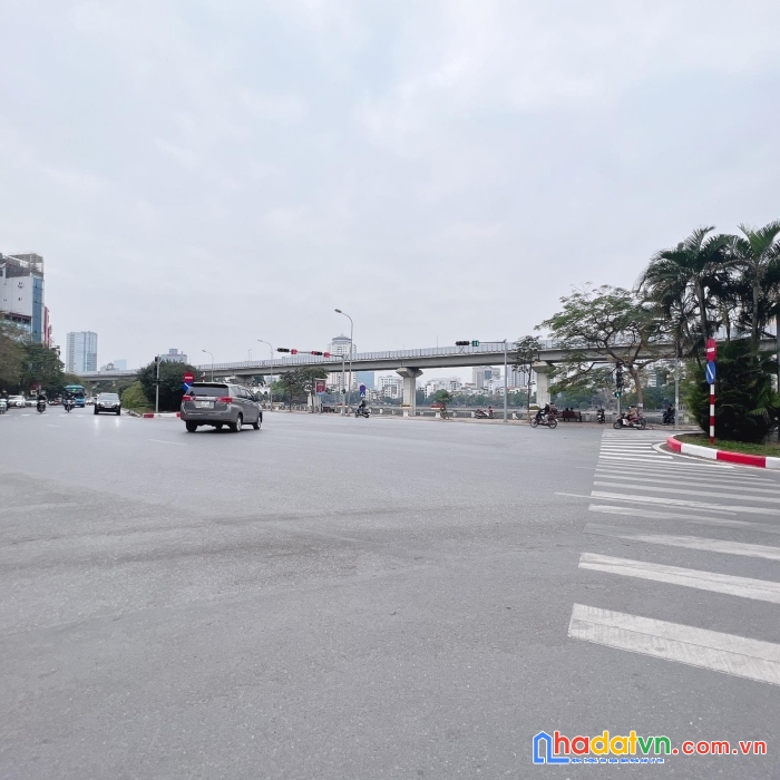 Bán toà nhà hàng mặt phố yên lãng - hoàng cầu - 235m2 - mt 10m - giá 110 tỷ - kinh doanh sầm uất