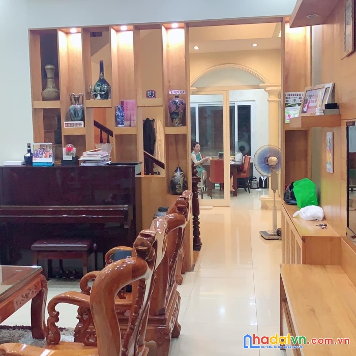 Cần bán nhà hồng tiến, bồ đề, ngõ thông ô tô tránh 82m 4t giá 9.2 tỷ.0971879199