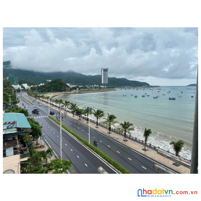 Bán khách sạn mặt biển phạm văn đồng nha trang 81 phòng
