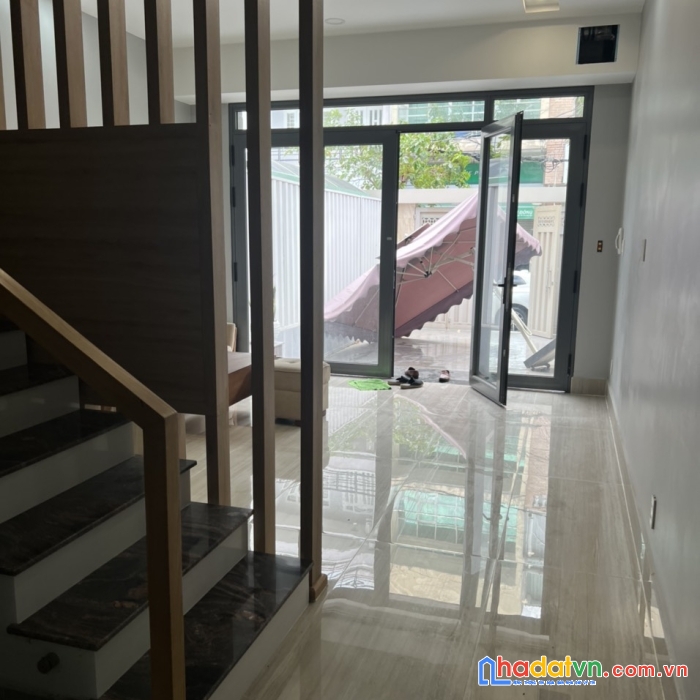 Cho thuê nhà gần chợ bình khánh dt 5x18m2 3 lầu nhà mới đường rộng giá 25tr/tháng - 0917159141