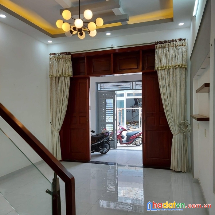 Xe hơi ngủ trong nhà-nhà đẹp diện tích lớn hẻm an ninh-cạnh công an phường 11-nhà mới vào ở ngay,