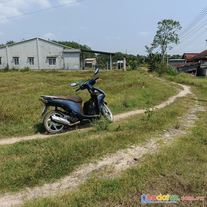 Bán : lô góc đường ô tô đi thông thoáng.