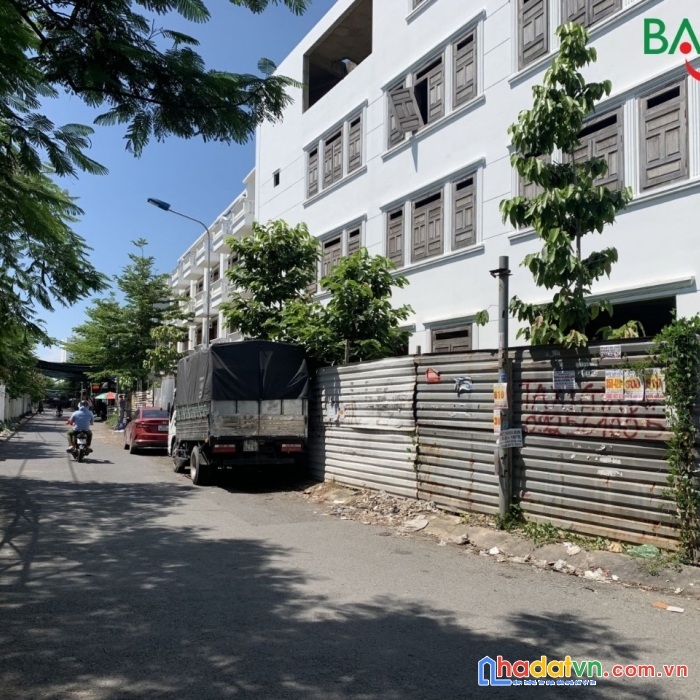 Lô góc 3 mặt tiền đường hoàng bá bích ngay chợ long bình ngang 10m giá đầu tư