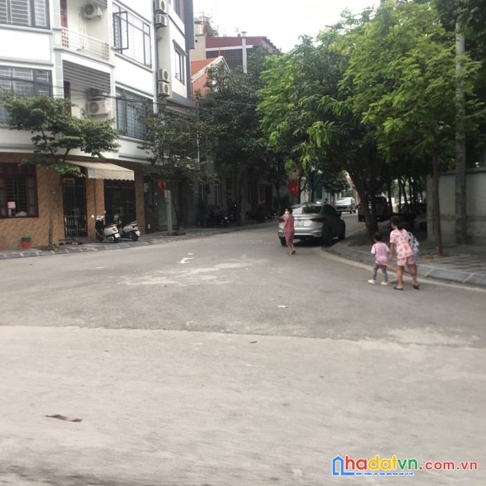 Cần bán nhanh mảnh đất đẹp, vuông vắn, khu tdc giang biên, 40m, đường 8m, vỉa hè 3m, 5,2 tỷ